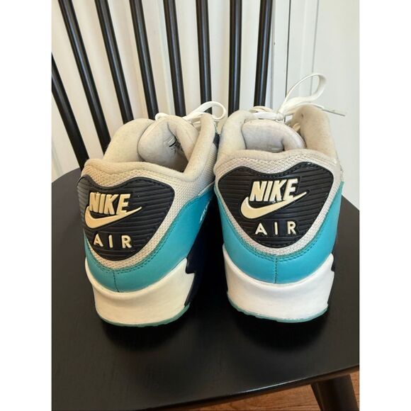 Athletic_Shoes